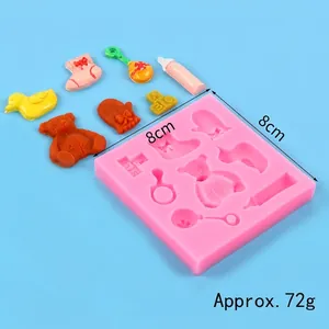 Vista detallada del molde de silicona rosa para fondant con oso, un biberón y pato
