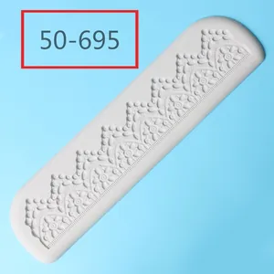 Dettaglio dello stampo in silicone per fondente con bordo in pizzo e motivo floreale.