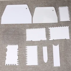 Juego detallado de 9 raspadores de pastel de plástico blanco con varios bordes dentados
