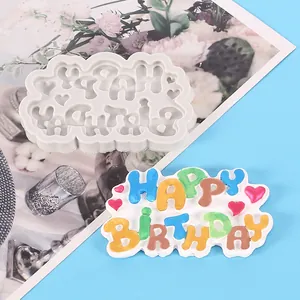 Detailweergave van Happy Birthday siliconen mal en kleurrijke taartdecoratie