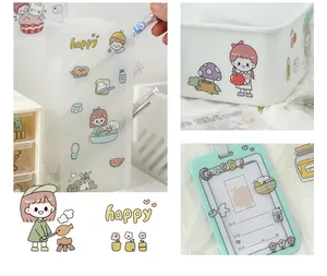 Gros plan de mignons autocollants en PET décorant un porte-stylo et une boîte