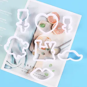 Set van witte plastic uitsteekvormpjes in hart- en lipvorm voor fondant en bakdecoratie