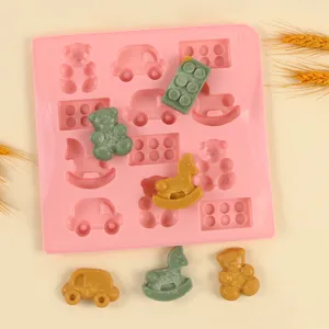 Molde de silicona rosa con formas de oso, coche y caballito de madera para decorar pasteles y dulces