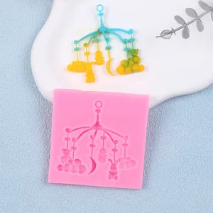 Vista dettagliata dello stampo in silicone rosa con design mobile per neonati e ciondolo