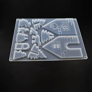 Dettaglio dello stampo in silicone traslucido per pezzi di casette di Natale DIY.