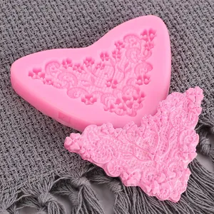 Vue rapprochée d'un moule en silicone à relief floral avec dentelle en fondant