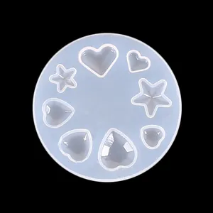 Dettaglio di uno stampo in silicone con motivi a cuore e stella per gioielli in resina.