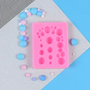 Detailansicht der rosa Silikonform für Fondant-Blasenkugeln und DIY-Kuchendekoration