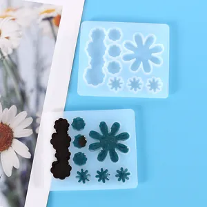 Vue détaillée de moules en silicone de fleurs avec pièces finies en résine vert foncé.