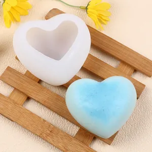 Vue détaillée d'un moule en silicone 3D en forme de cœur avec une bougie bleue finie