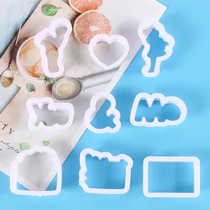 Set van witte plastic koekjesvormpjes met letters, symbolen en diverse geometrische vormen