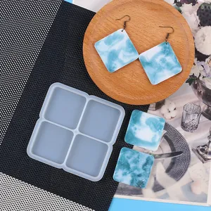 Vue détaillée du moule en silicone carré à 4 cavités pour dessous de verre et boucles