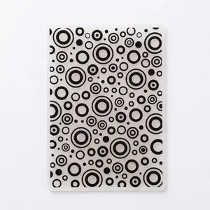 Macro view of fondant embossed mold featuring black concentric circle patterns for cake decoration