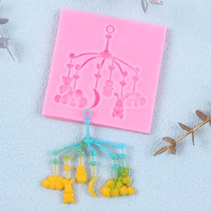 Stampo in silicone rosa per ciondolo carillon neonato con campione finito