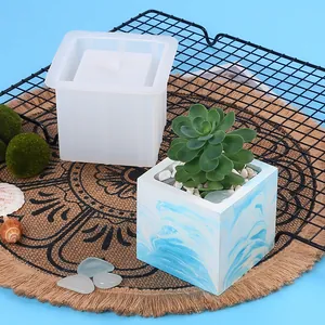 Moule en silicone pour pot de fleurs carré et pot en béton marbré bleu fini en détail