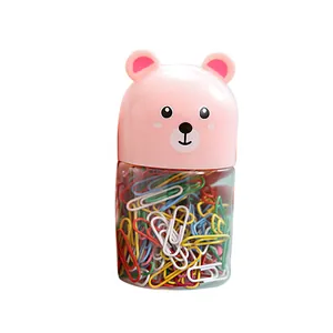 Simpatico porta graffette a forma di orsetto rosa con graffette colorate per scrivania.