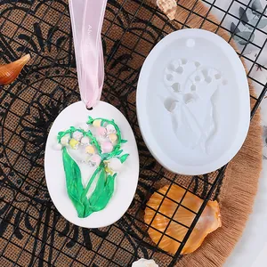 Silikonform und fertiger Maiglöckchen-Gipsanhänger mit rosa Band für DIY