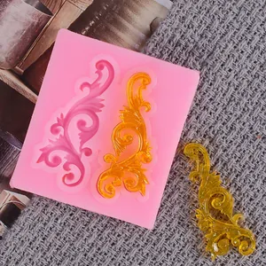Gros plan sur un moule en silicone à motifs baroques et son moulage
