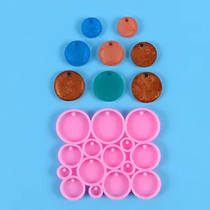 Dettaglio stampo in silicone per orecchini rotondi con campioni di resina colorata.