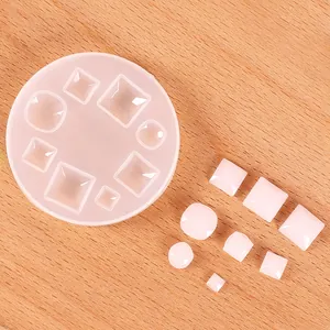 Dettaglio dello stampo in silicone per gioielli con forme geometriche in resina