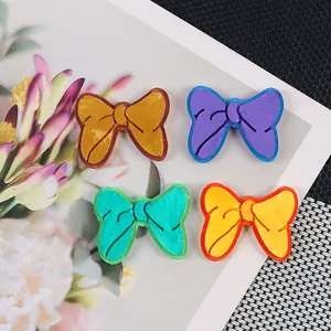 Set de cuatro dijes de lazo coloridos para joyería DIY y decoraciones de pasteles fondant