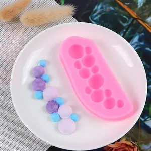 Detail der rosa Silikon-Blasenform mit fertiger bunter Fondant-Blasengruppe