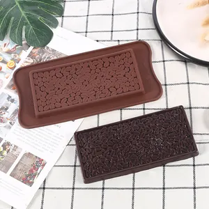 Vista dettagliata dello stampo in silicone fai-da-te e cioccolato con chicchi di caffè