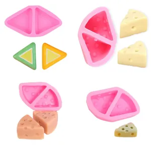Detalle del molde de silicona para velas de queso con muestras terminadas de cera