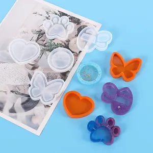 Detalle de moldes de silicona DIY con forma de mariposa y pata de gato