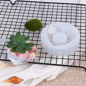 Vue détaillée d'un moule en silicone à facettes pour pots de plantes et bougies.