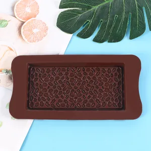 Dettaglio dello stampo in silicone marrone con trama a chicchi di caffè per cioccolatini fai-da-te.