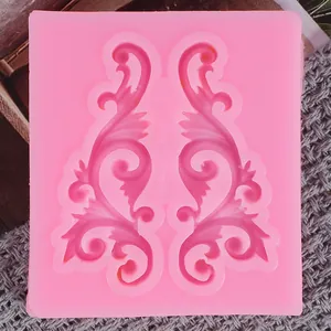 Détail du moule en silicone rose avec motif floral vintage européen pour gâteaux