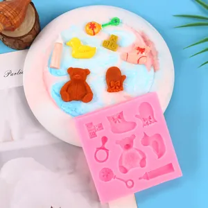 Detalle de un molde de silicona rosa para bebés con formas de oso y de pato