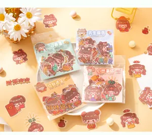 Gros plan de stickers en PET colorés avec divers personnages et thèmes mignons