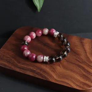 Vista detallada de la pulsera de cuentas de cuarzo ahumado natural y turmalina rosa