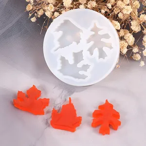 Vista detallada del molde de silicona hoja de arce con decoraciones de resina naranja