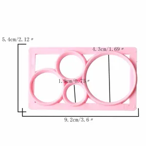 Detailansicht der rosa Kunststoff-Plätzchenform mit metrischen und imperialen Maßen
