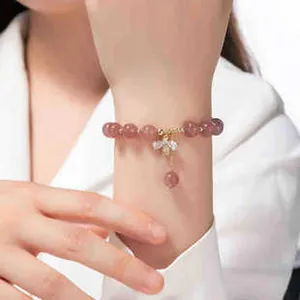 Nahaufnahme des lavendelfarbenen Katzenaugen-Armbands mit funkelndem Kristallbogen.