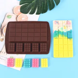 Vista dettagliata dello stampo in silicone marrone con mattoncini di cioccolato.