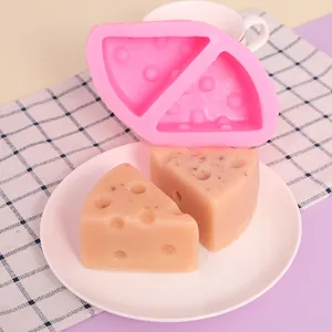 Detalle del molde de silicona rosa para queso con trozos de jabón realistas acabados