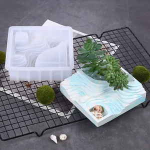 Détail d'un moule en silicone carré pour jardinières de succulentes avec finition en plâtre marbré