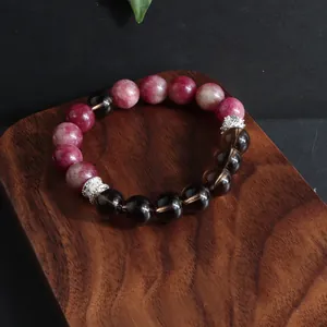 Vista detallada de pulsera de cristal natural hecha a mano en soporte de madera