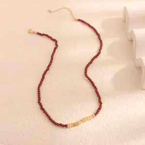Dettaglio di una collana vintage di perline di granato con accenti in metallo dorato