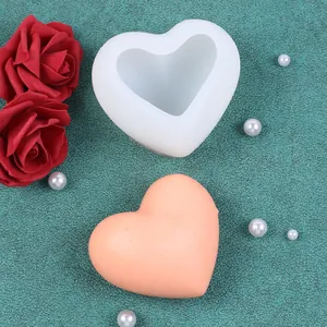 Gros plan d'un moule en silicone en cœur 3D avec un cœur fini de couleur pêche
