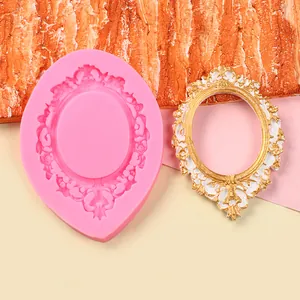 Détail du moule en silicone rose avec relief floral vintage et pièce de cadre dorée finie