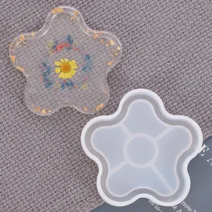 Molde de silicona con forma de flor y posavasos de resina artesanal con flores
