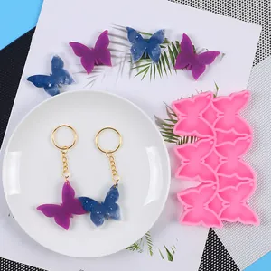 Set di stampi in silicone a farfalla rosa con portachiavi in resina fai-da-te finiti