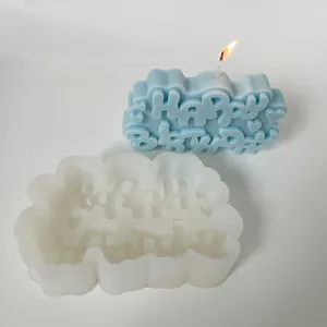 Gedetailleerde weergave van de siliconen mal en afgewerkte Happy Birthday kaars