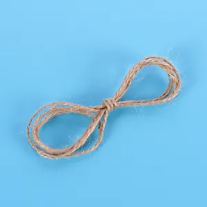 Gros plan sur une ficelle de chanvre naturel marron pour l'artisanat et le bricolage