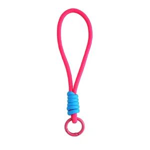 Cordon tressé rose et bleu avec fermoir à ressort circulaire pour clés et sacs.